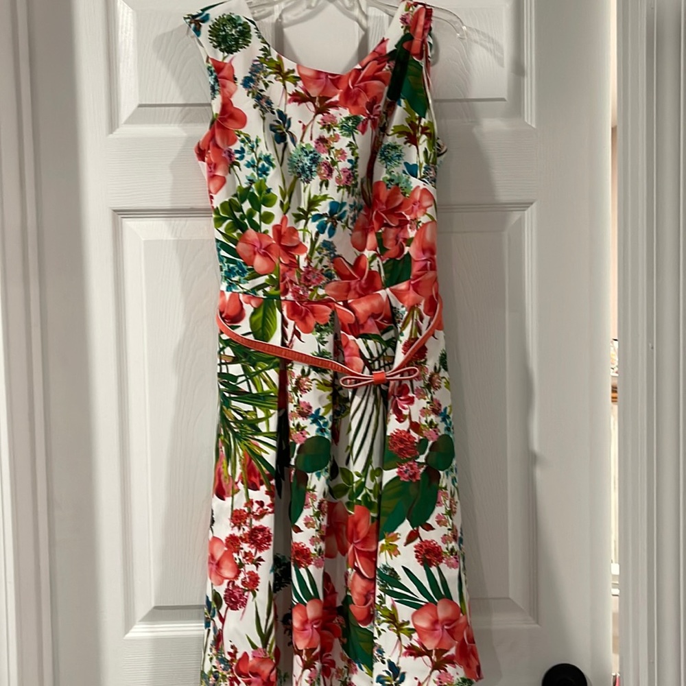 Attractive Floral dress size 4